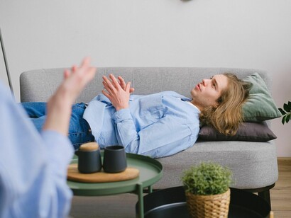 La salud mental no está encerrada en un consultorio: está en la palabra que permite conocerse a sí mismo. Eso, en definitiva, se puede dar en cualquier lado, en las calles, en las plazas públicas, en la comunidad toda, en una consulta virtual