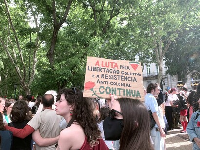 25 de abril de 2024 em Lisboa. Ao final daquele dia, com os ânimos exaltados e os sorrisos diáfanos a brindar toda a gente, uma surpresa no céu presenteou o país pintado a vermelho pelos cravos da revolução



