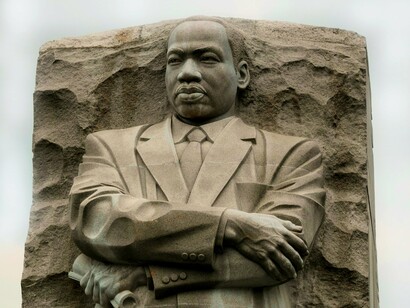 Estátua de Martin Luther King Jr. Invista no seu crescimento pessoal: buscar aprender sempre, desenvolver suas habilidades e valores contribui para uma influência positiva ao seu redor