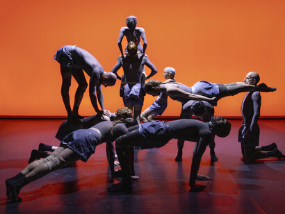 Adam Linder, Drip tekhne, veduta della performance. Cortesia della Biennale di Venezia