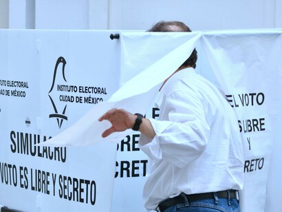 Un hombre se dispone a votar en las últimas presidenciales