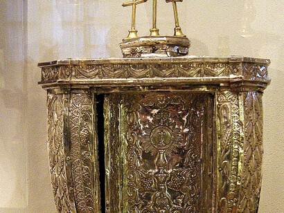 Arca eucarística realizada en plata en su color por el orfebre Antonio Pineda en el año 1815. Iglesia colegial del Divino Salvador de Sevilla, España