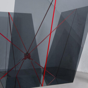Jose Dávila (*1974), A cube symbolically has no middle point, 2017