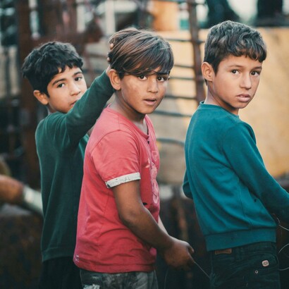 La mancanza di cibo e acqua, unita ai bombardamenti continui, ha trasformato la vita quotidiana in una lotta disperata per la sopravvivenza