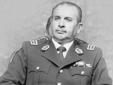 César Leonidas Mendoza fue un jinete y carabinero chileno. Miembro de la Junta Militar de Gobierno durante la dictadura dirigida por Augusto Pinochet