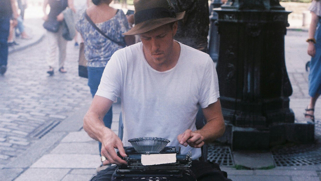 Emmanuel Santiago, doutor em Literatura Brasileira, discute como a poesia pode servir como uma forma de denúncia e resistência, mesmo reconhecendo seus limites frente à realidade e ao contexto histórico