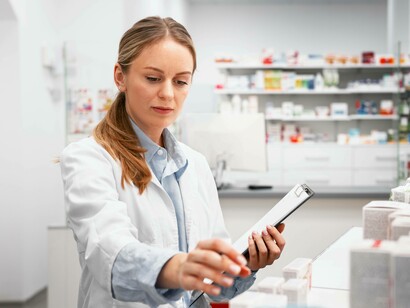 Donna farmacista a Milano, Italia