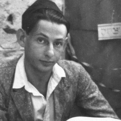 Gershom Scholem, filosofo e teologo israeliano, seduto nella Sukka a imparare lo Zohar, 1925