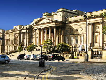 Los eventos especiales, como la “Noche de los Museos” o la gala del Met, muestran cómo estos espacios trascienden su rol tradicional. World Museum, Liverpool, Reino Unido
