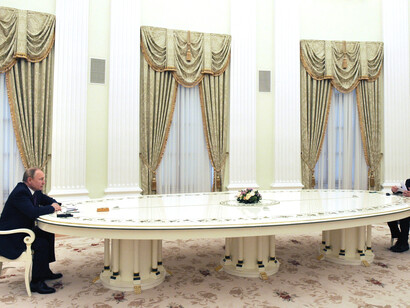 Mesa longa de reuniões no Kremlin