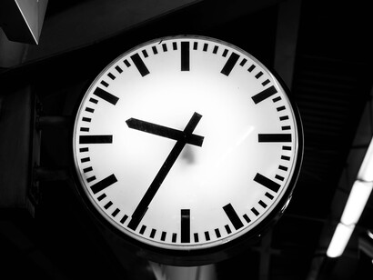 Mientras el reloj avanza, el futuro queda suspendido