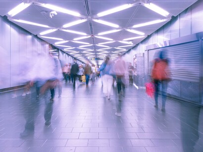 Persone in un aeroporto: incapaci di trarre giovamento dal viaggio