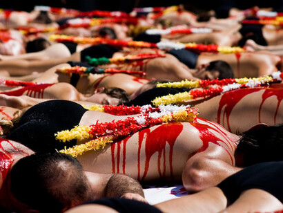 Los antitaurinos, simbolizando la tortura y muerte de los toros