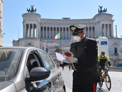Roma, 11 marzo 2020, Carabiniere controlla l’autocertificazione di un automobilista a Piazza Venezia nei primi giorni del lockdown, (Victor Sokolowicz/Clarín) 