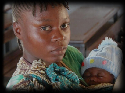 Mulher jovem com seu bebê 