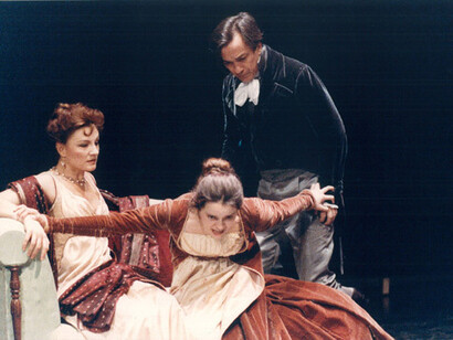 Una scena dell'opera teatrale "Mirra" di Luca Ronconi, con Remo Girone, Anita Bartolucci e Galatea Ranzi