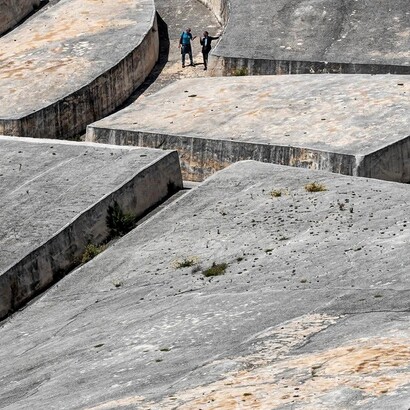 Alberto Burri, il "Grande Cretto", Gibellina, Sicilia, Italia. Il Grande Cretto di Gibellina, realizzato da Alberto Burri tra il 1984 e il 1989, è un immenso intervento di land art che ricopre le macerie della città siciliana distrutta dal terremoto del Belice del 1968