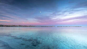 La tranquillità è un respiro lento che attraversa il petto e scioglie i nodi invisibili del giorno