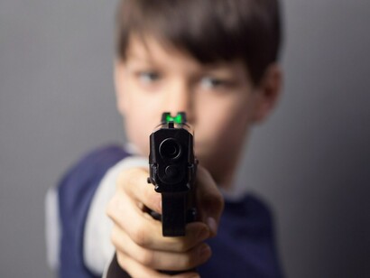 Niño con una pistola