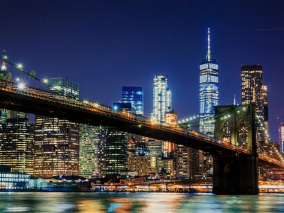 Ilha de Manhattan, no estado de Nova Iorque, EUA, onde a série é ambientada. Durante o governo de Clinton ocorreu o escândalo com Monica Lewisky, o seu Impeachment e, com a eleição de George W. Bush Jr. como presidente dos EUA, o país novamente passou a ter um presidente com ideias conservadoras em seu governo