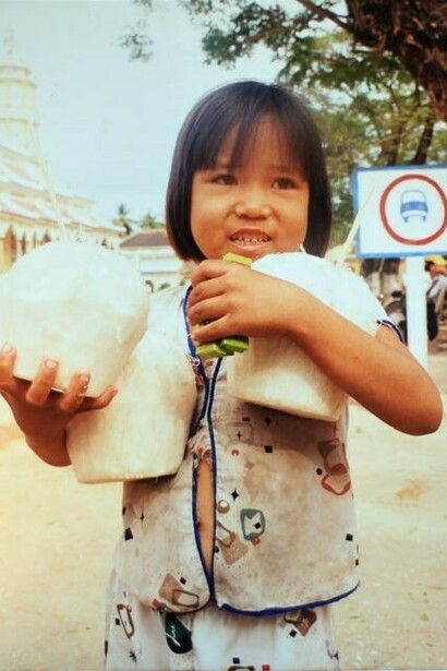 Vietnam. Niña vendiendo cocos y chicles en el templo de Cao Dai, Tay Ninh. Foto: Sabrina Guitart 