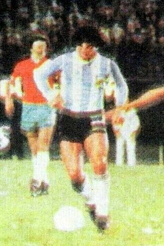 Tarjetas intercambiables con imágenes de Diego Armando Maradona jugando junto a la selección argentina de fútbol, 1979