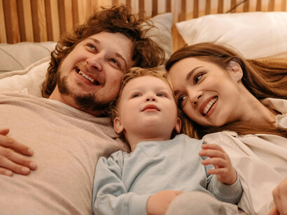 Família reunida na cama antes de dormir em momento de afeto