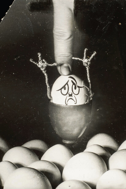 Kati Horna, Sans titre, série Hitlerei, en collaboration avec Wolfgang Burger, Paris, 1937, Tirage gélatino-argentique, 16,8 x 12 cm, Archivo Privado de Fotografía y Gráfica Kati y José Horna, © 2005 Ana María Norah Horna y Fernández