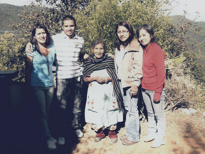 Pilar con unos estudiantes de biología