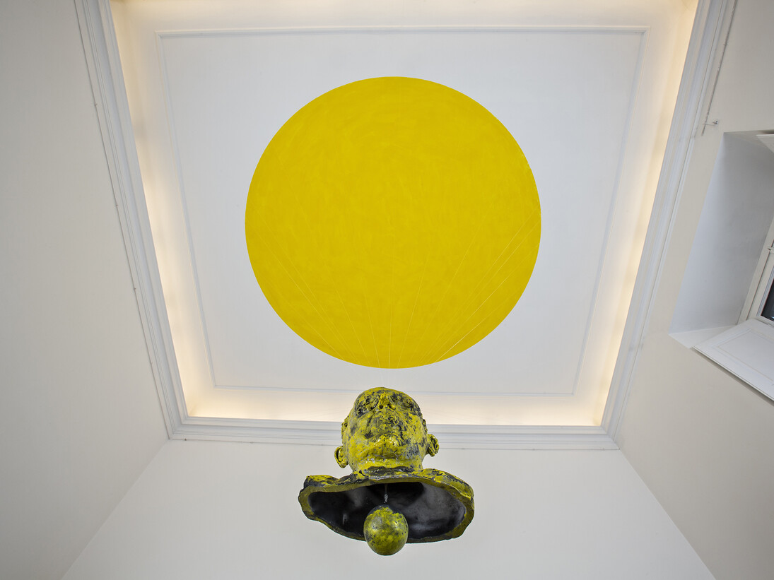 Gianni Dessì, Nome
e
Cognome,
2015,
nylon
e
ceramica
Raku,
tempera
su
soffitto,
70
x
55
x
48
cm