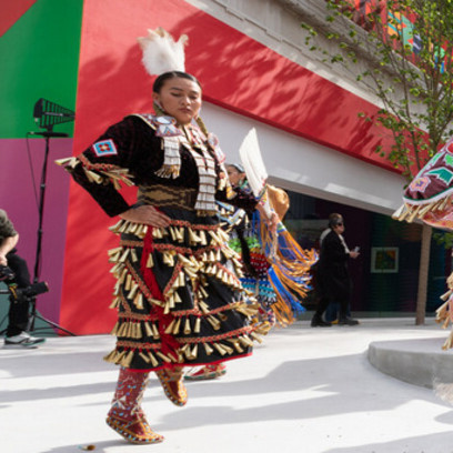 Descubra a 60ª bienal de veneza, dirigida por Adriano Pedrosa, que celebra a diversidade e promove debates sobre identidade e inclusão. Membros dos Oklahoma Fancy Dancers e Colorado Inter-Tribal Dancers ativando o pátio do Pavilhão dos EUA para a exposição de Jeffrey Gibson. Bienal de Arte 2024. Fotografia de Federica Carlet