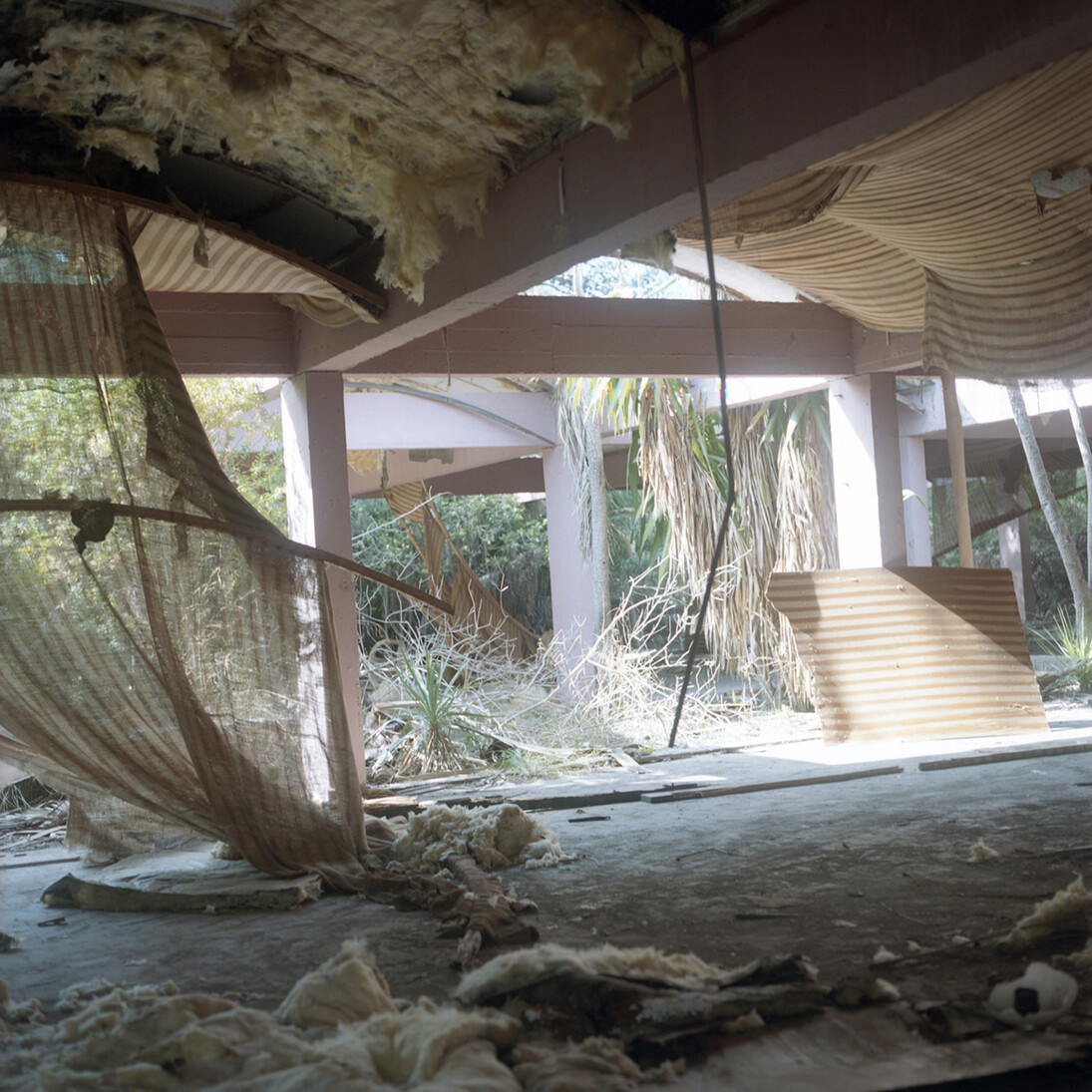 Yto Barrada, Restaurant-Villa Harris, fig. 2, 2010, Fotografia cromogènica, Dimensions: 125 x 125 cm. Cortesia de l’artista i de la Galeria Sfeir-Semler, Beirut/Hamburg
