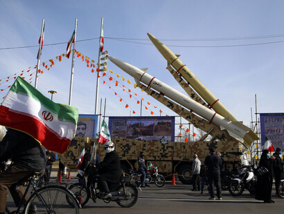 Despliegue de armamento durante un desfile militar en Irán