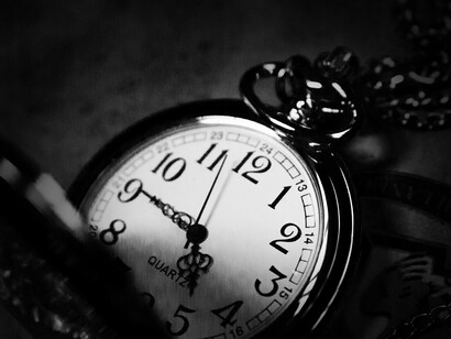 Hablar del tiempo es hablar de sus definiciones. Es hablar en una habitación a oscuras de algo que tratamos de definir sólo con el tacto