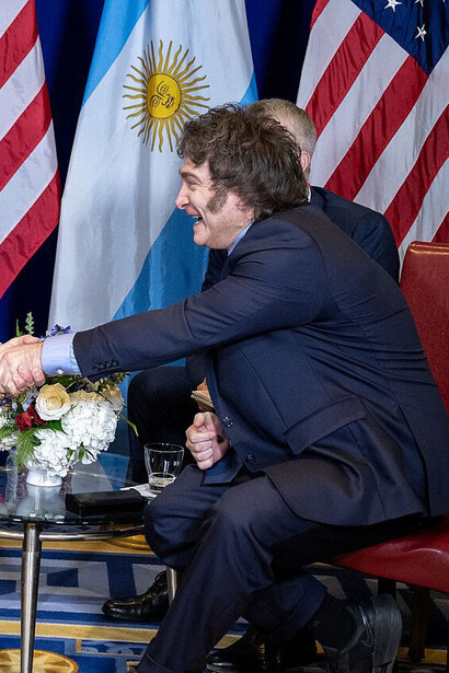 Der Staatschef von El Salvador Nayib Bukele regiert seit 2019 und gilt als Vorbild für die derzeitigen Präsidenten Javier Milei und José A. Kast. Bild: Javier Milei bei seinem Treffen mit Präsident Donald Trum in Maryland am 22. Februar, 2025