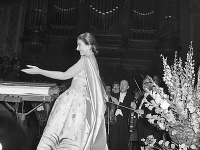 María Callas, recibiendo aplausos, en el edificio Real de Conciertos en Amsterdam, (Concergebounw te Amsterdam), Holanda