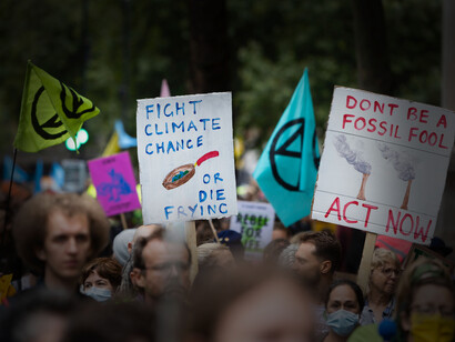 Cambiamento climatico. La questione del "climate change" è divenuta la bandiera impugnata da una parte delle élite politico-economiche occidentali (oggi predominanti), e serve come strumento - motivazionale, ma anche coercitivo - per portare a compimento una trasformazione dell’ecosistema sociale (non di quello ambientale), funzionale ad una ristrutturazione degli equilibri ritenuta necessaria