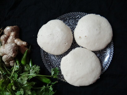 Idli y urad dal. El urad dal es una legumbre muy popular en la India, conocida en español como lenteja negra, judía mungo negra o frijol negro urd. Desayuno rico en micronutrientes. Alimento tradicional de la India