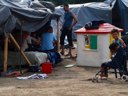 Ci sono anche famiglie e bambini bloccati qui, in un limbo di disperazione e incertezza