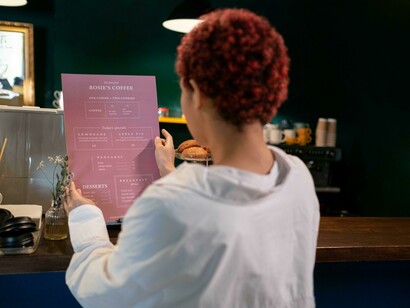 Elementos como evitar símbolos de moneda o usar descripciones sensoriales aumentan las ventas sin presión explícita