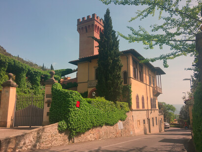 La Torrossa, la torre roja, una antigua casona que nos cuenta la historia de la escultora chilena, Rebeca Matte Bello