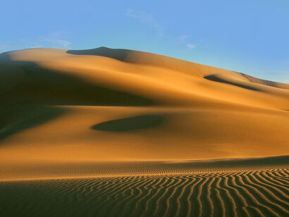 Ombre nel deserto. La pianura, vasta e desolata, si distende davanti come una tela in bianco, un campo di attesa, mentre le ombre si allungano lungo l'orizzonte