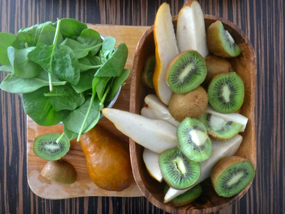 Spinach, pears and kiwi