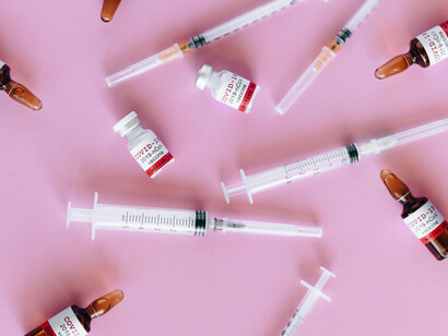 Jeringas y vacunas para el COVID-19. La ciencia y la bioquímica se fusionaron para crearlas