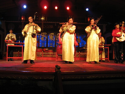 Ópera de Sichuan. Casa de té Shu Feng Ya Yun, Chengdu.
El público se calienta con un concierto en el que participan (en primer plano, de izquierda a derecha): erhu, flauta, sheng y ruan; con percusión y otros instrumentos