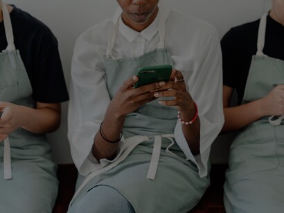Jovens usam celular constantemente