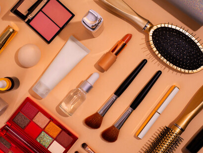 Brochas, cepillos y pinturas para el rostro. El término “cosmeticorexia” refiere a la actual tendencia a la adicción al maquillaje y cuidado del rostro