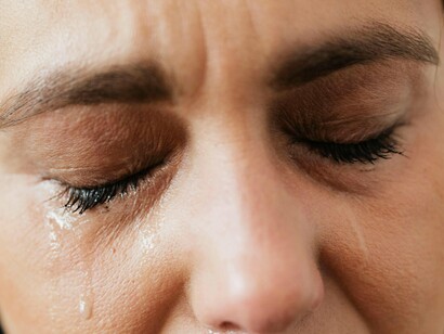 Mãe chora sozinha. A sociedade romantiza a maternidade, mas ninguém fala sobre a exaustão silenciosa, sobre como nos tornamos invisíveis dentro do nosso próprio papel. Quando os filhos são pequenos, somos mães em tempo integral. Quando crescem, ainda somos esperadas para estar disponíveis, mas de um jeito diferente
