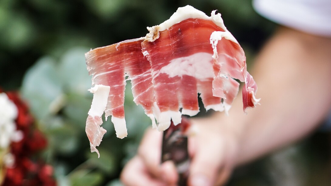 Il prosciutto crudo è il risultato di una tradizione di conservazione della carne basata su sale, tempo e condizioni ambientali controllate