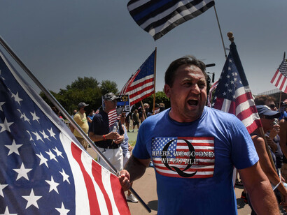 Seguidores de QAnon en los mítines de la campaña de reelección de Trump en agosto de 2018